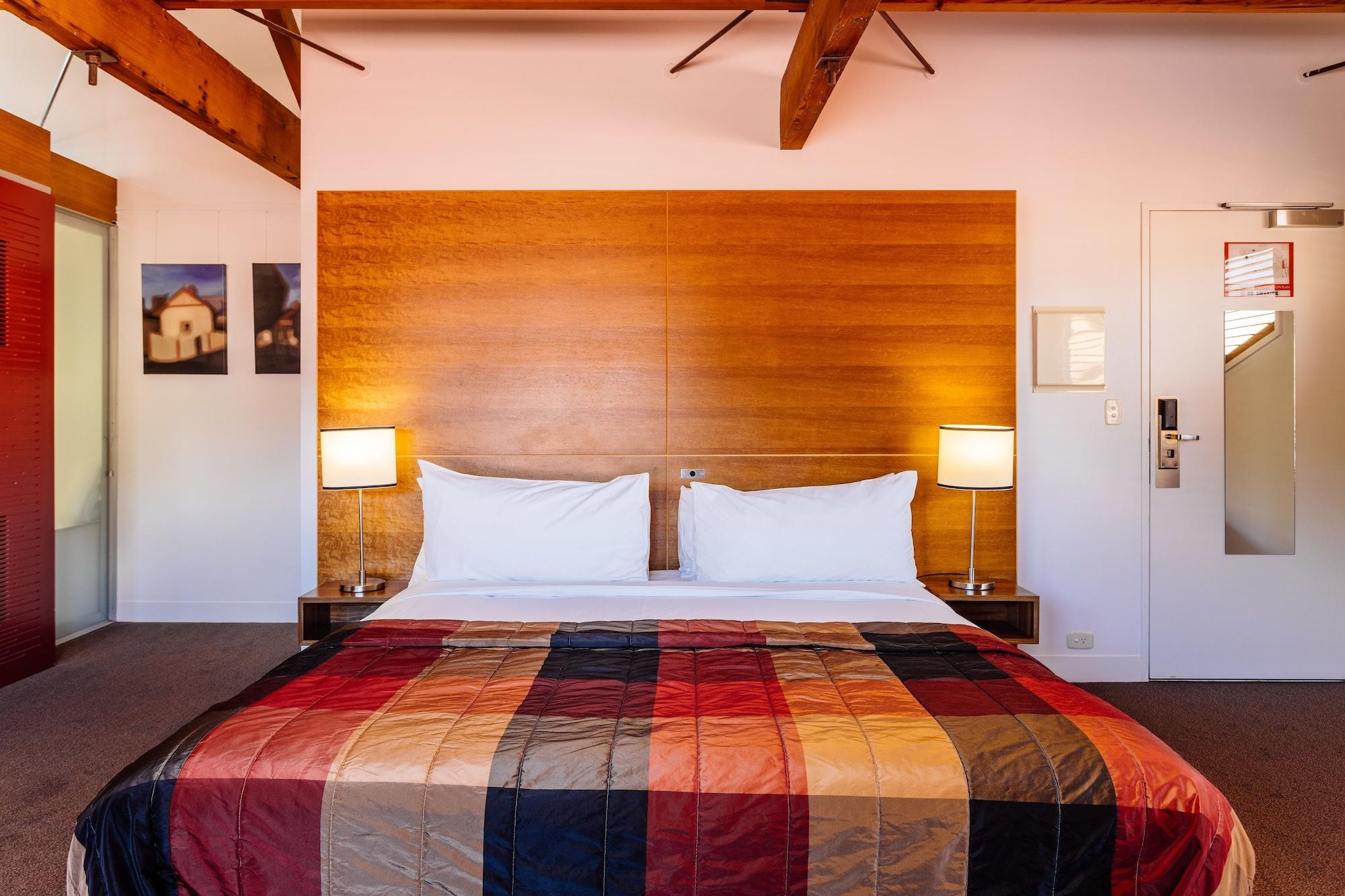 The Henry Jones Art Hotel Hobart Eksteriør billede A bedroom at the hotel