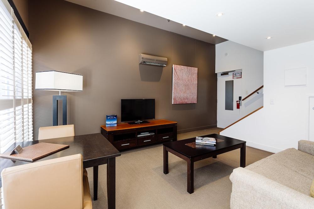 The Henry Jones Art Hotel Hobart Eksteriør billede A living room in a typical apartment