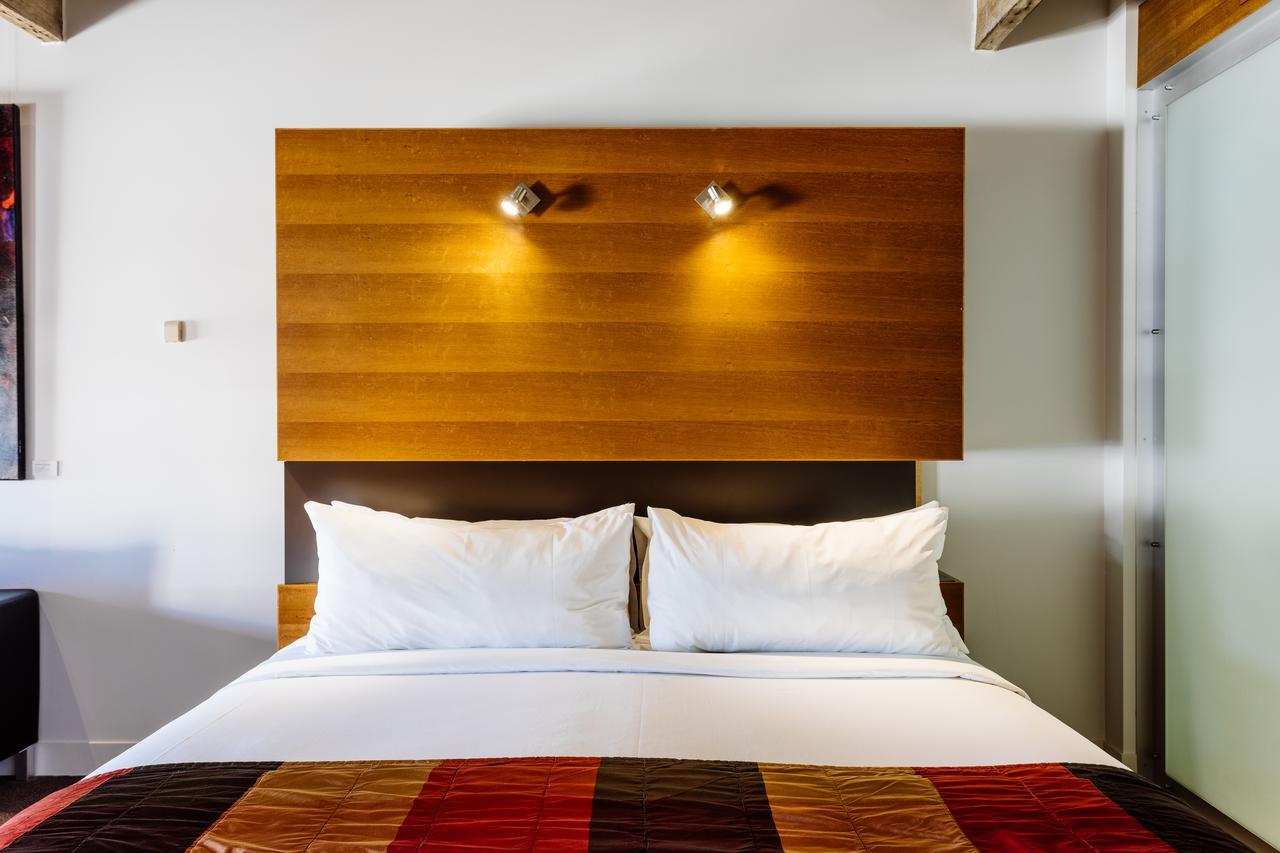 The Henry Jones Art Hotel Hobart Eksteriør billede A bed with two pillows