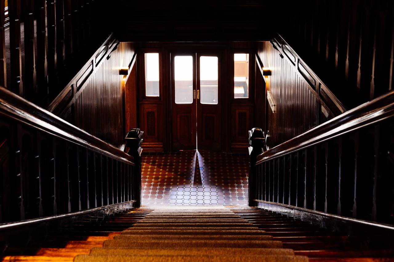 The Henry Jones Art Hotel Hobart Eksteriør billede The staircase of the main building
