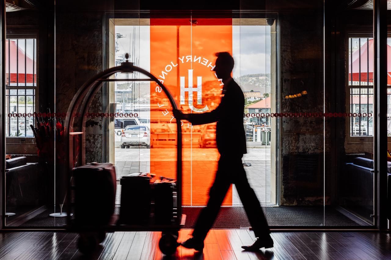 The Henry Jones Art Hotel Hobart Eksteriør billede A doorman at the entrance of a hotel