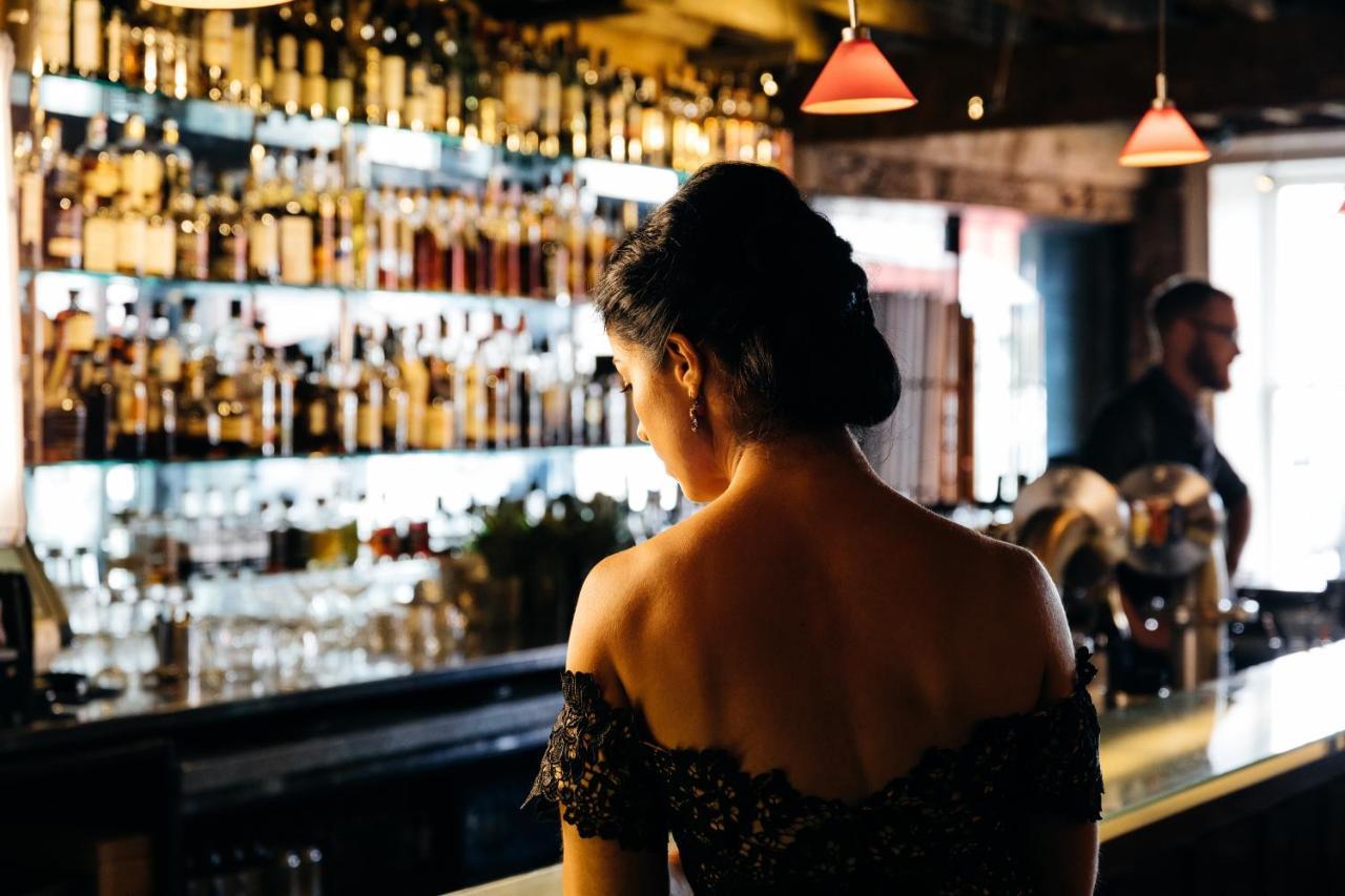 The Henry Jones Art Hotel Hobart Eksteriør billede A woman at a bar